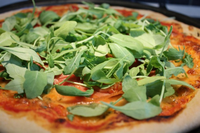 Schinken Pizza mit Rucola