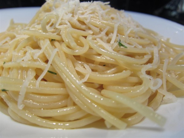 Spaghetti mit Knoblauch Thymian und Olivenöl