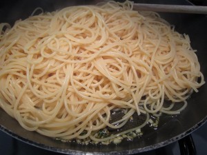 Spaghetti mit Knoblauch Thymian und Olivenöl